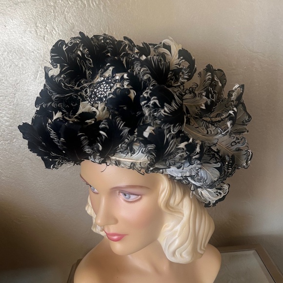 MASTERPIECE JACK MCCONNELL IVORY/BLACK CURLY FEATHER HAT + RHINESTONE BROOCH main image 12